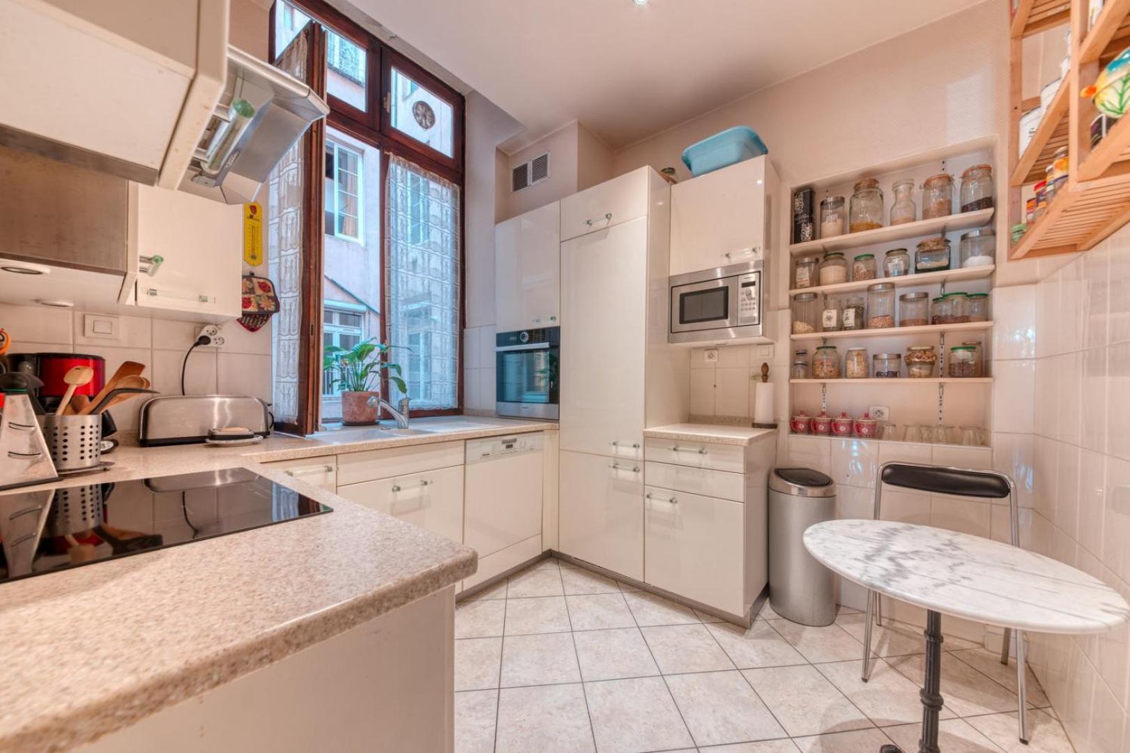 Guestready - Literary Retreat Amidst Antiques Apartment *