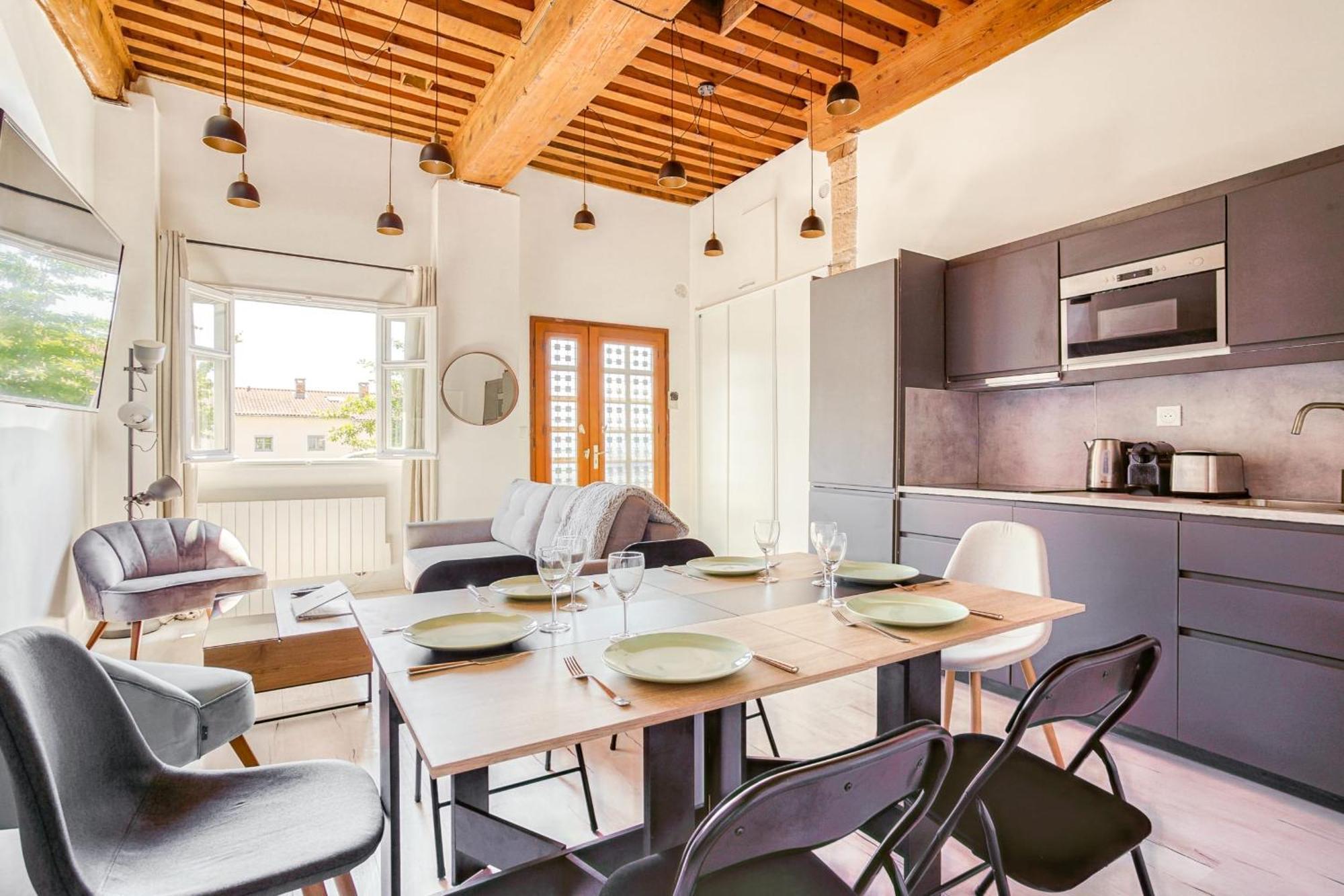 Charming 6-person Terreaux & Croix Rousse Area Apartment *