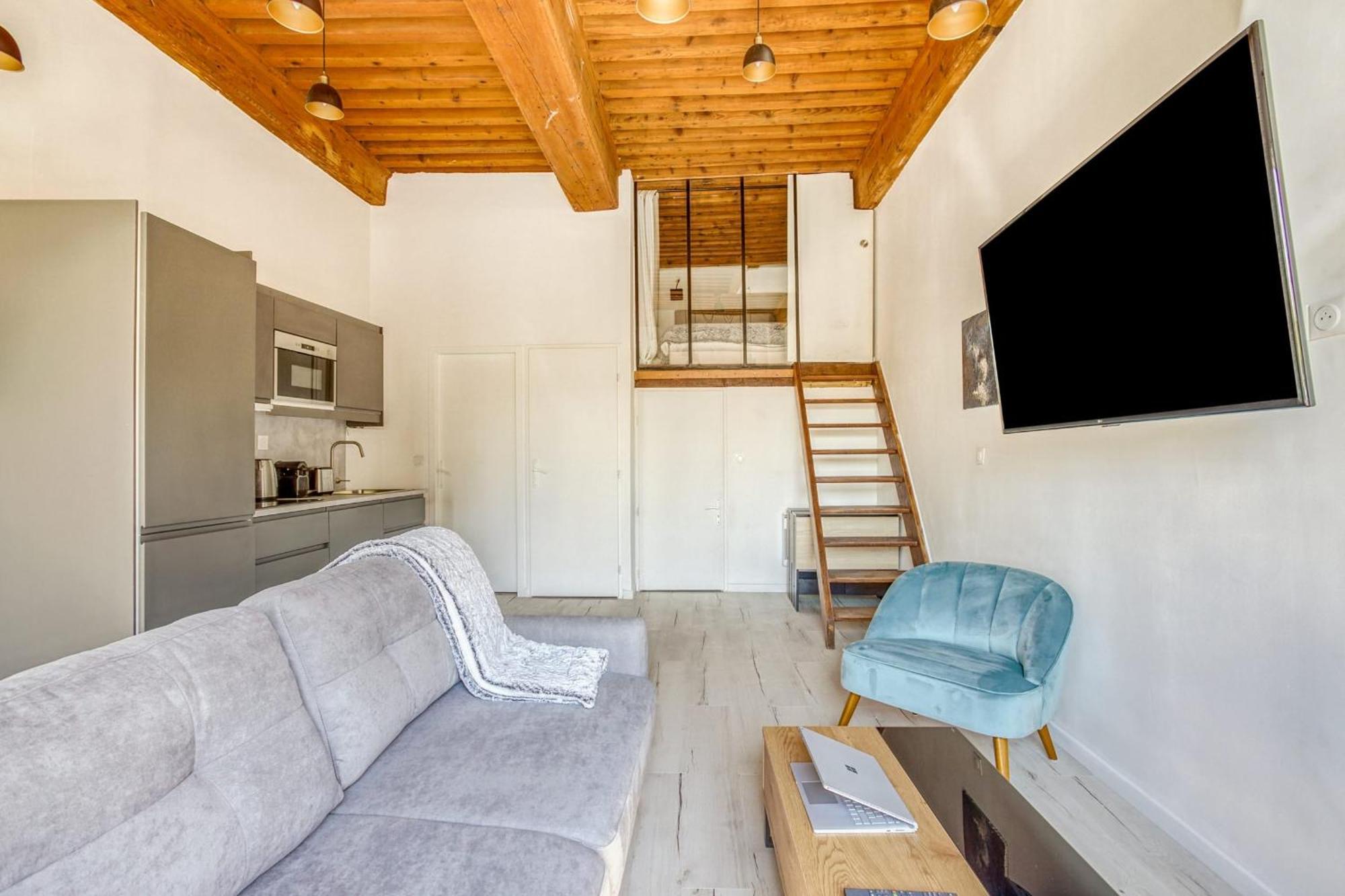 Charming 6-person Terreaux & Croix Rousse Area Apartment *