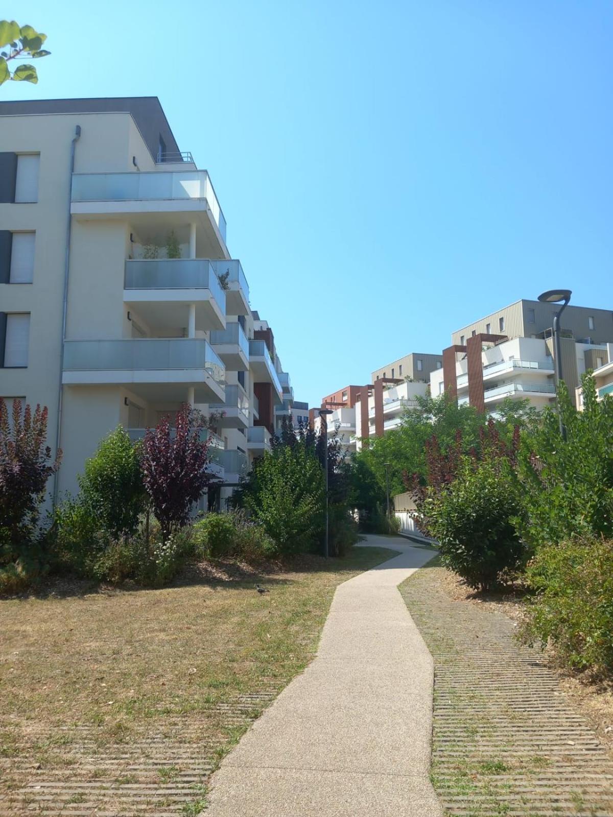 69a - Cosy Ideally Located Gerland *