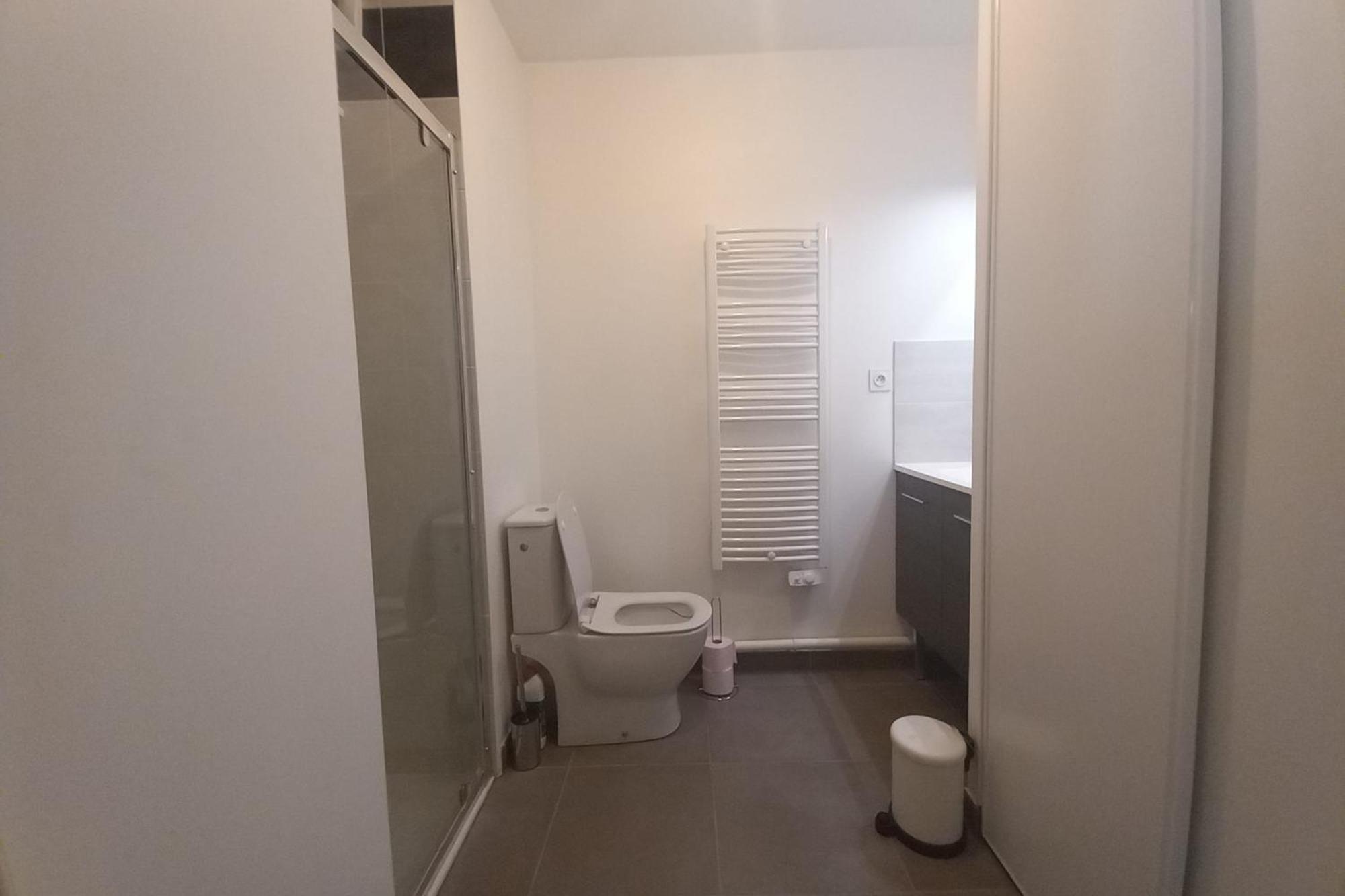 69a - Cosy Ideally Located Gerland *