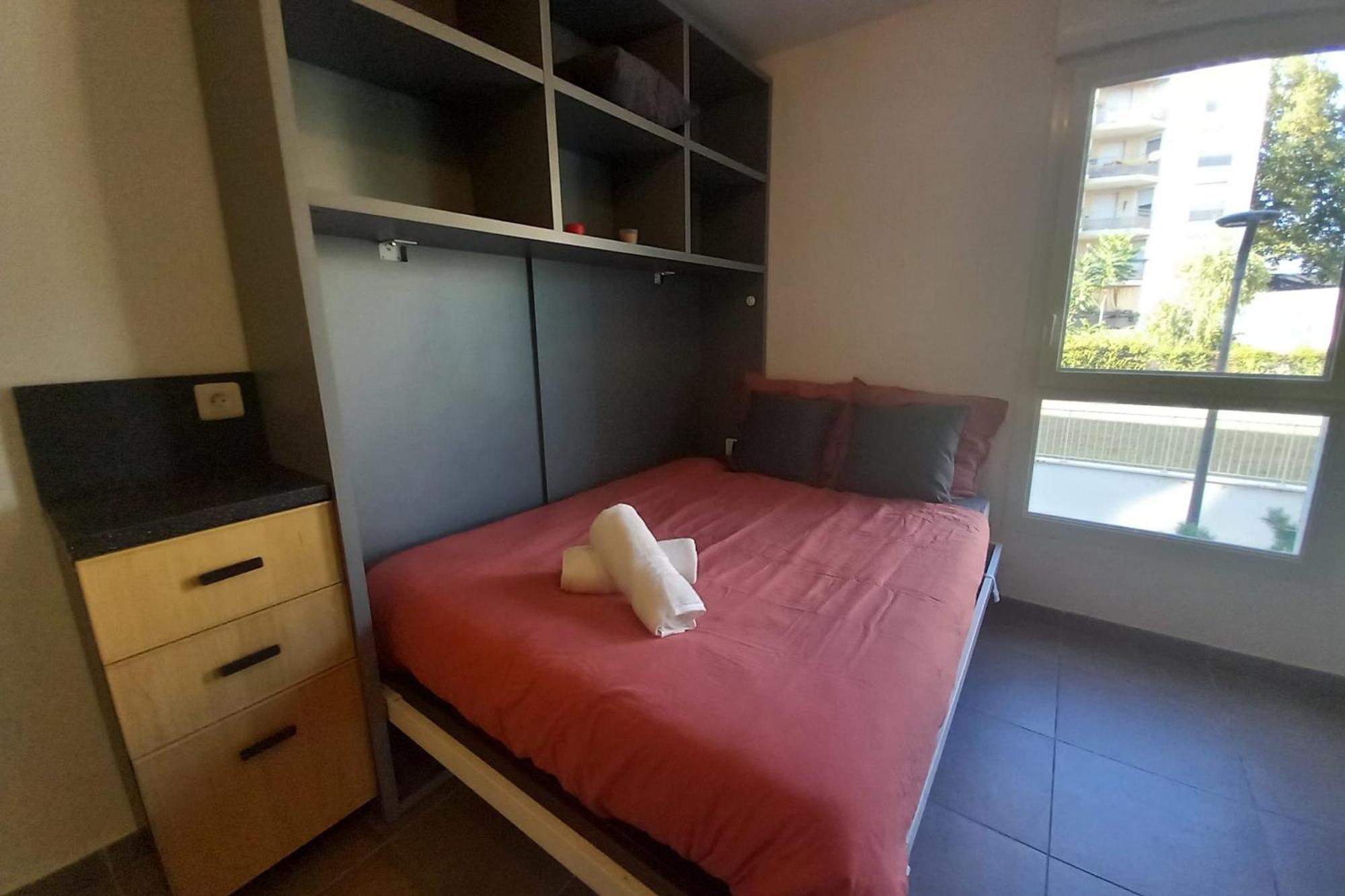 69a - Cosy Ideally Located Gerland Apartment