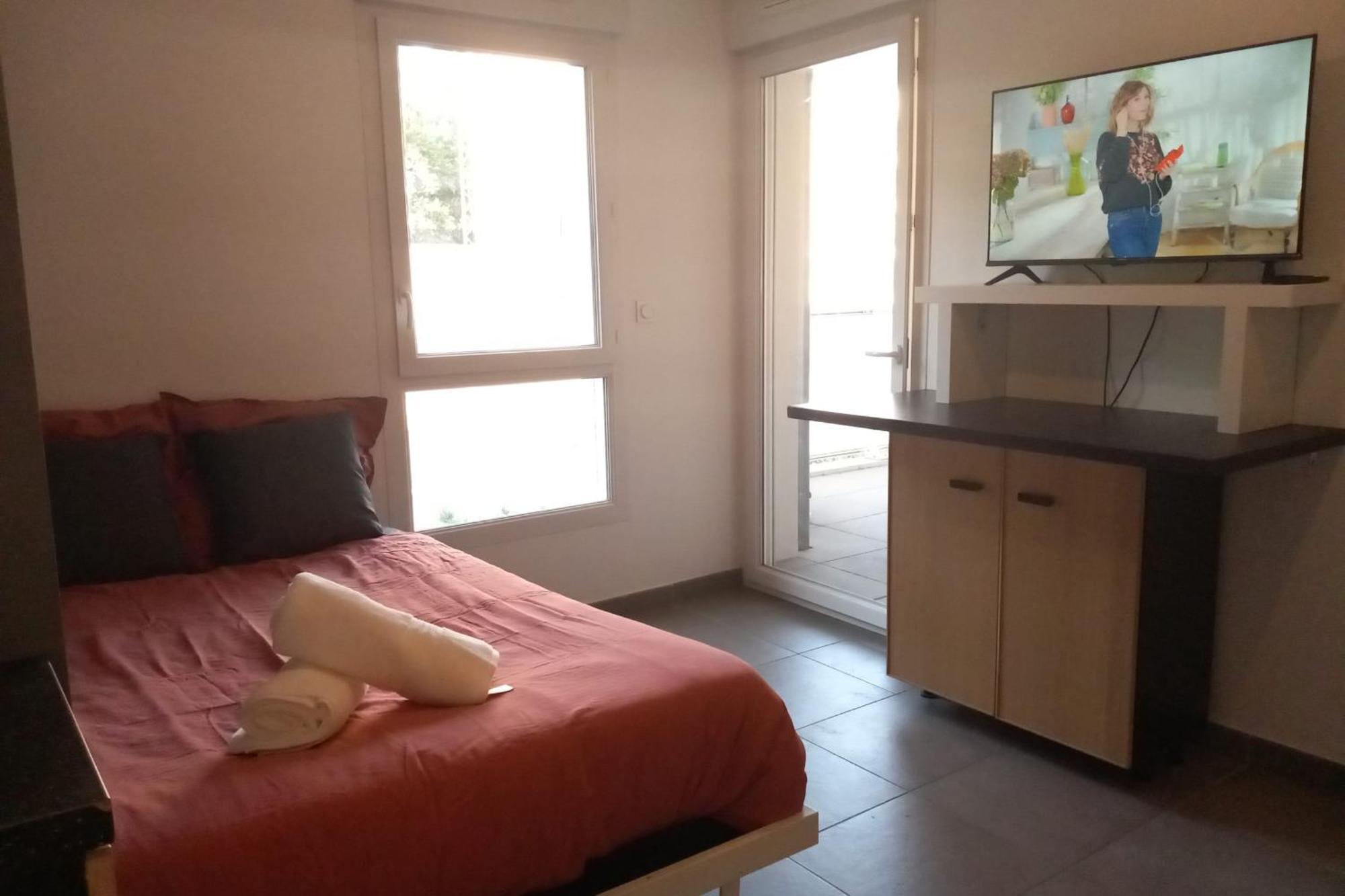 69a - Cosy Ideally Located Gerland Apartment *