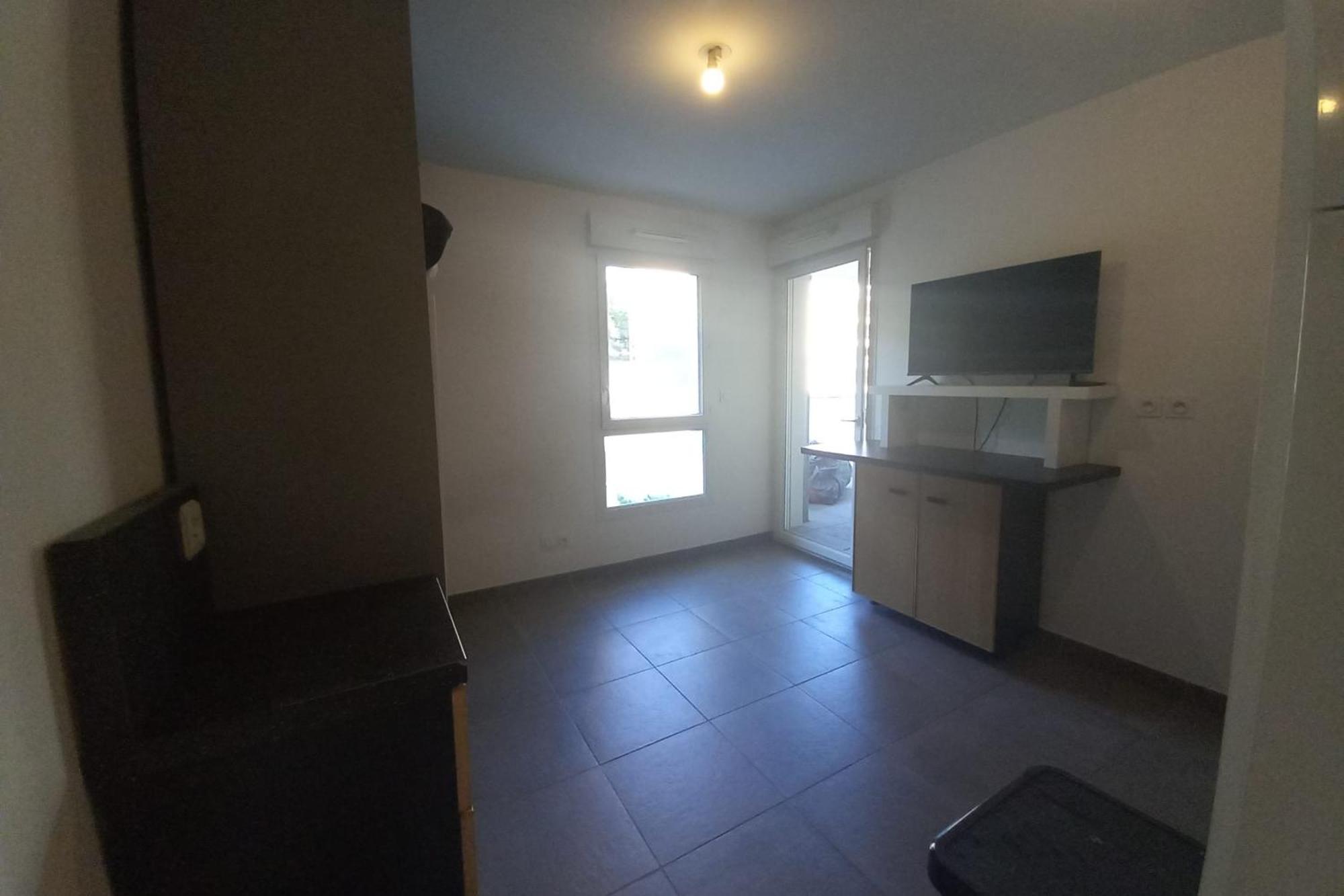69a - Cosy Ideally Located Gerland *