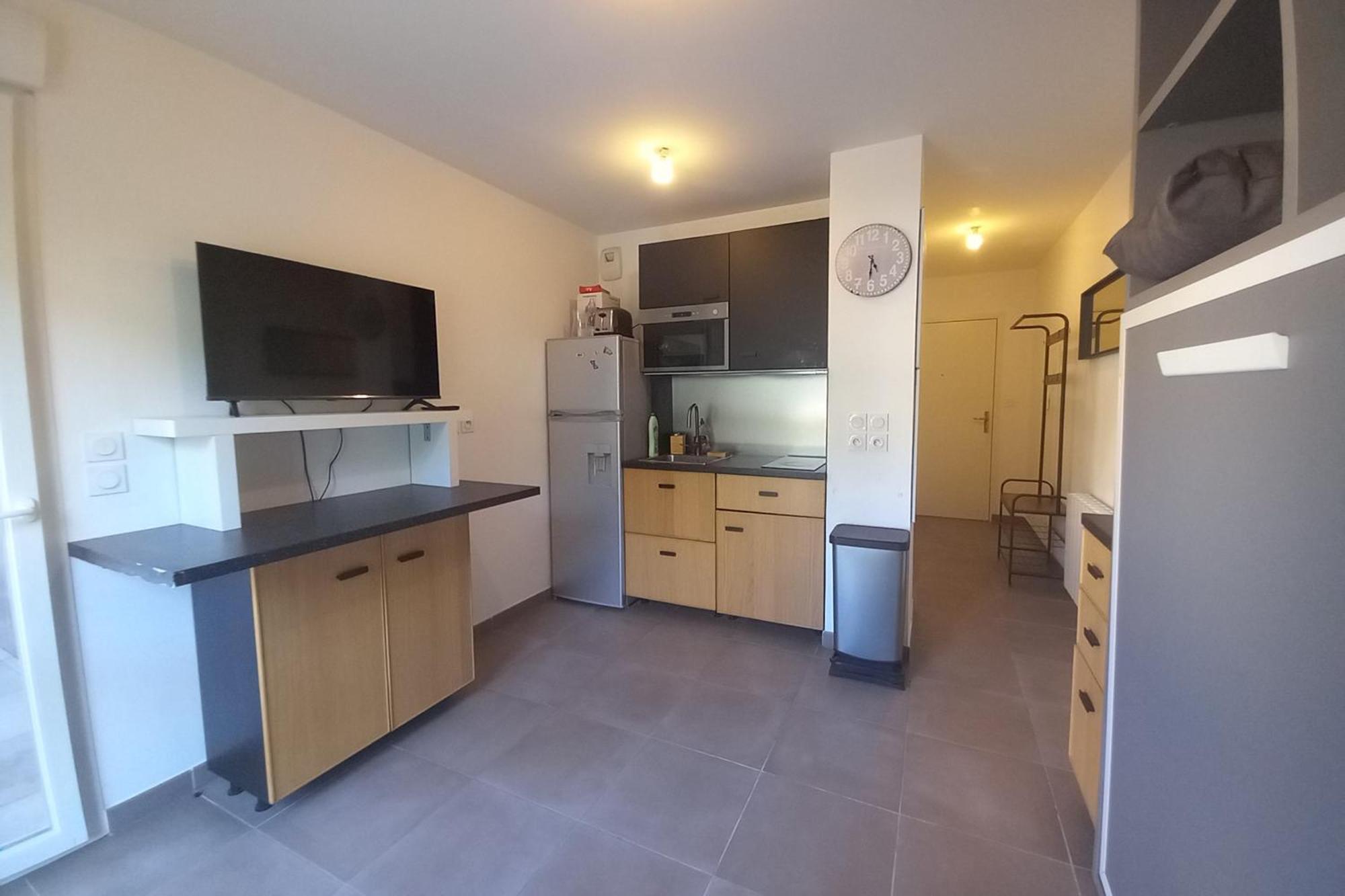 69a - Cosy Ideally Located Gerland Apartment