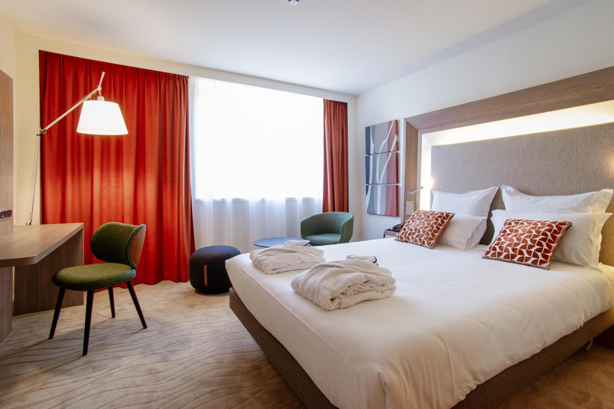Novotel Centre-confluence Bord De Saone 4*