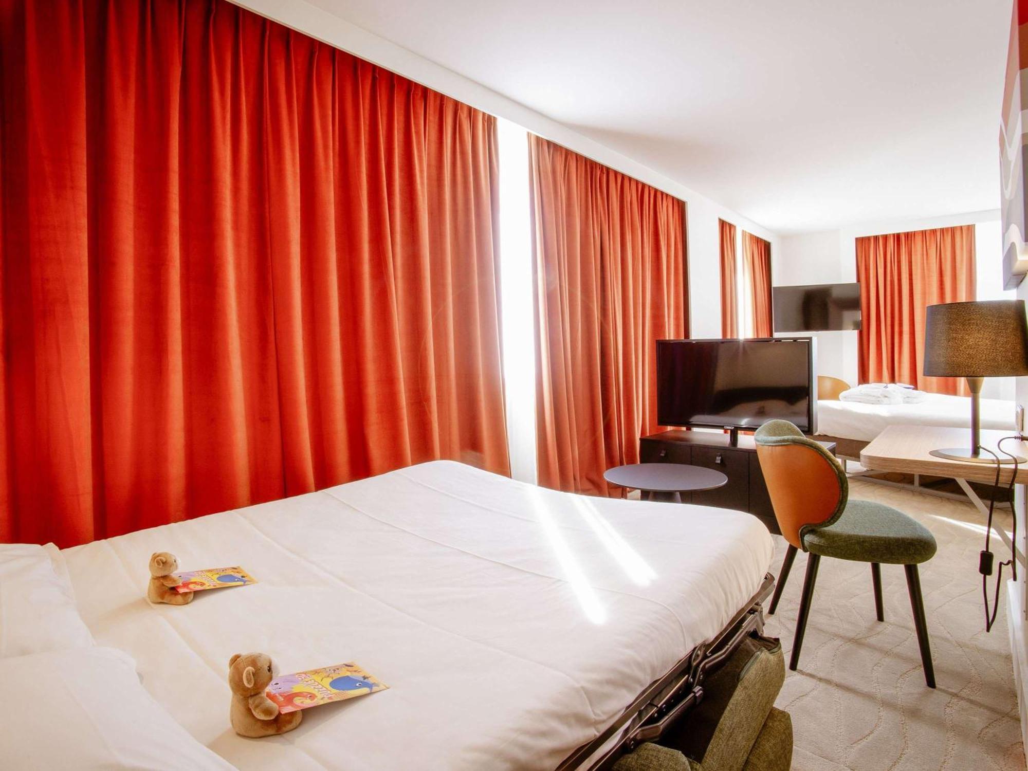 Novotel Centre-confluence Bord De Saone 4*