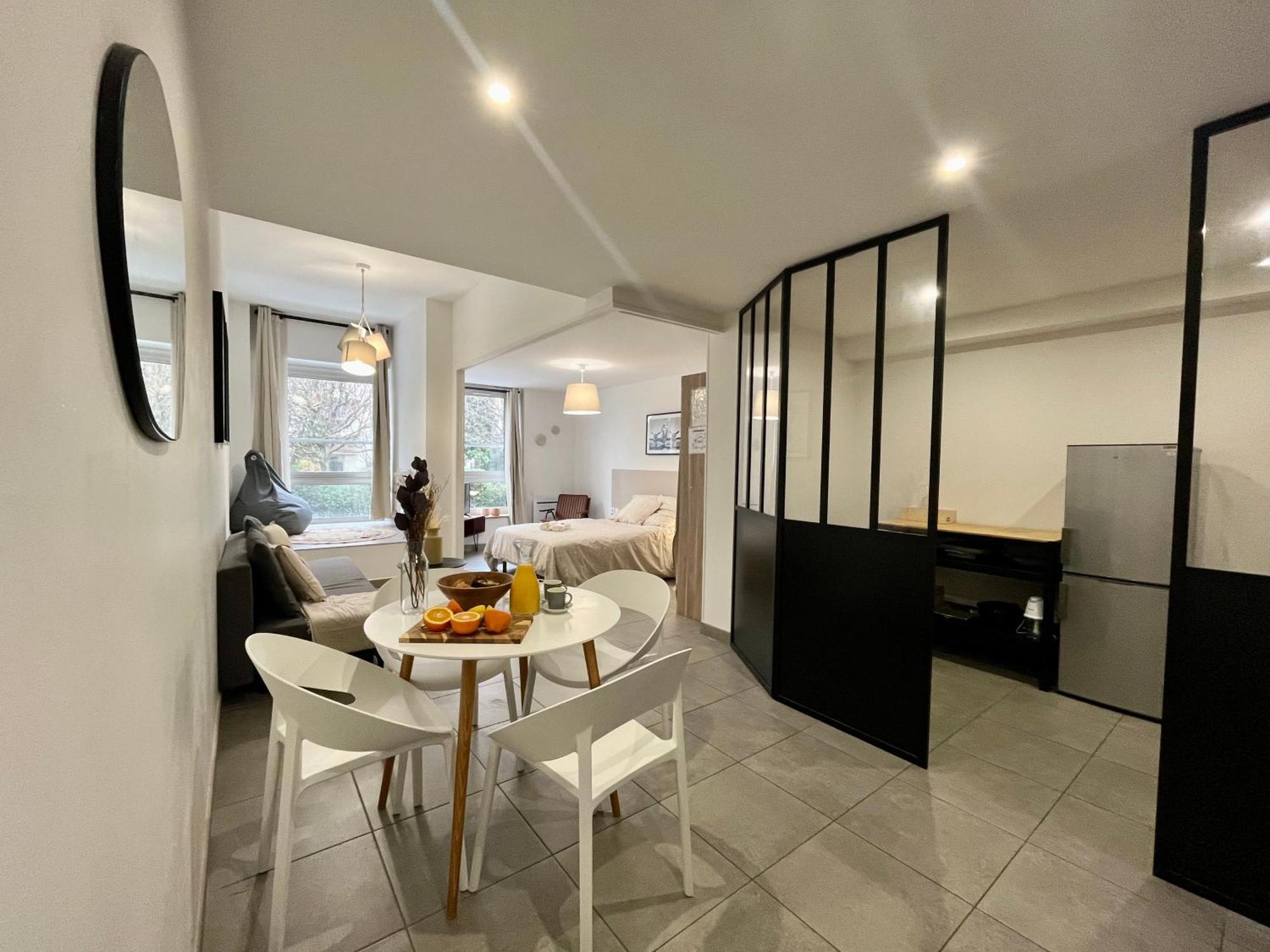 Danburry Apartment *