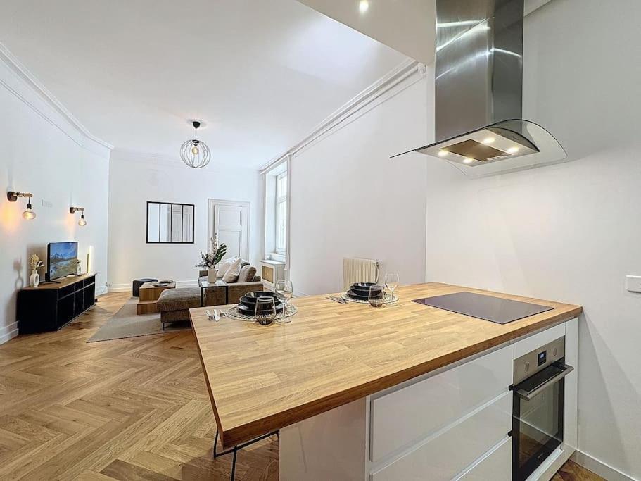 My Victor Hugo 2 Apartment *