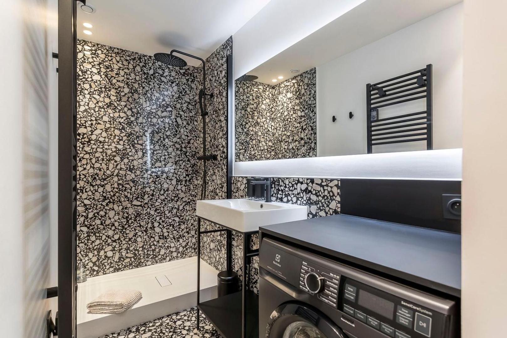 Zola - Furnished Downtown *