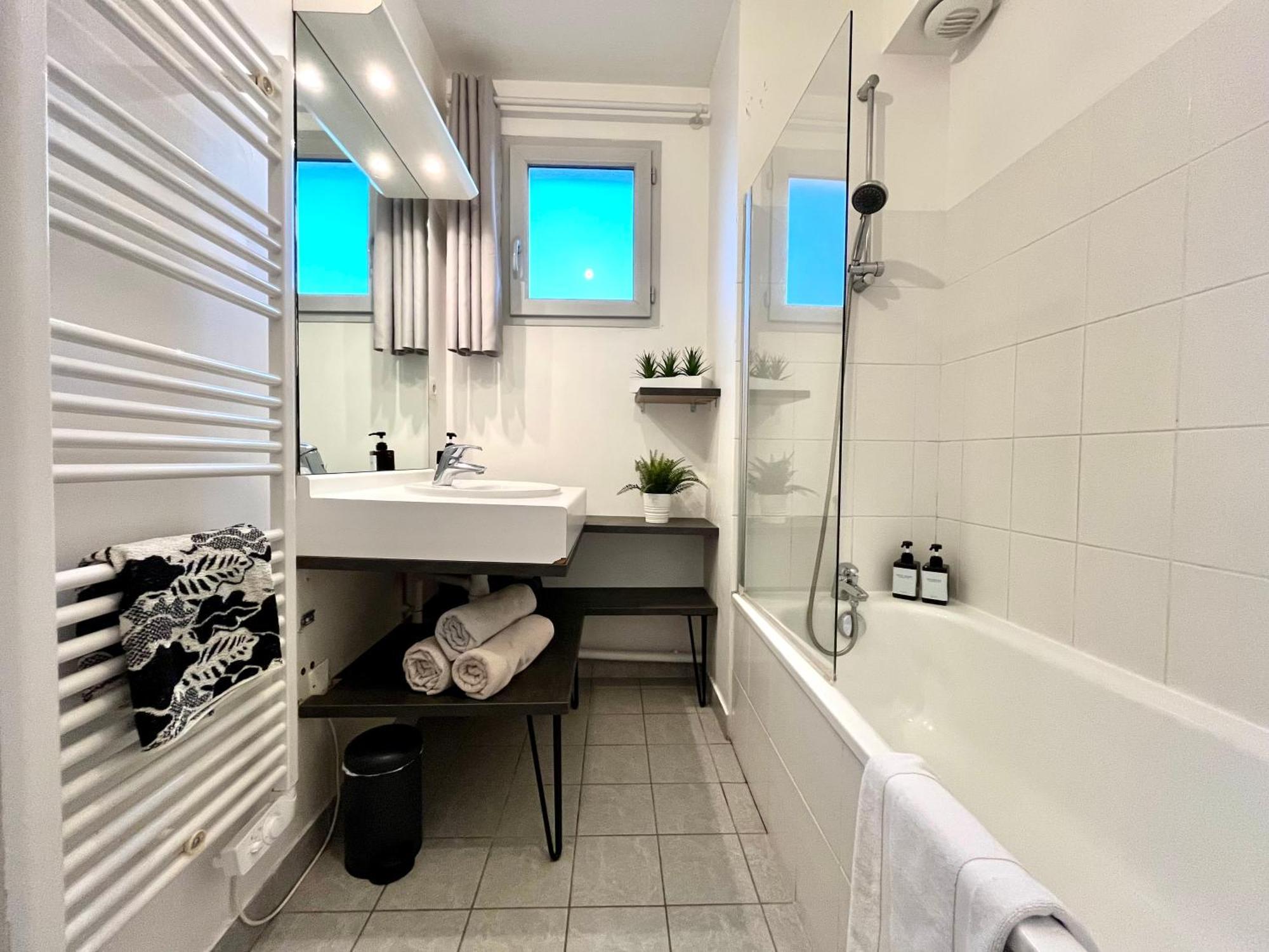 Bngo I Immense Rooftop I 2 Chambres, 4 Places Parkings, 2 Immenses Terrasses, 8 Personnes * Lyon