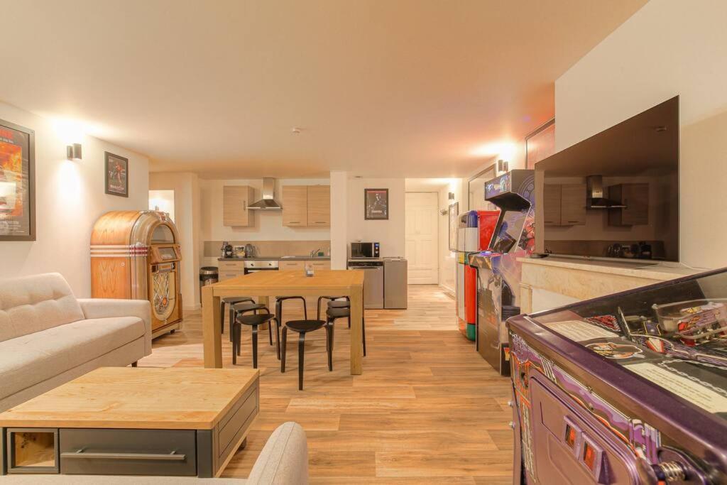 Hollywood Nostalgia, 8 Personnes - Parking, Terreaux Apartment