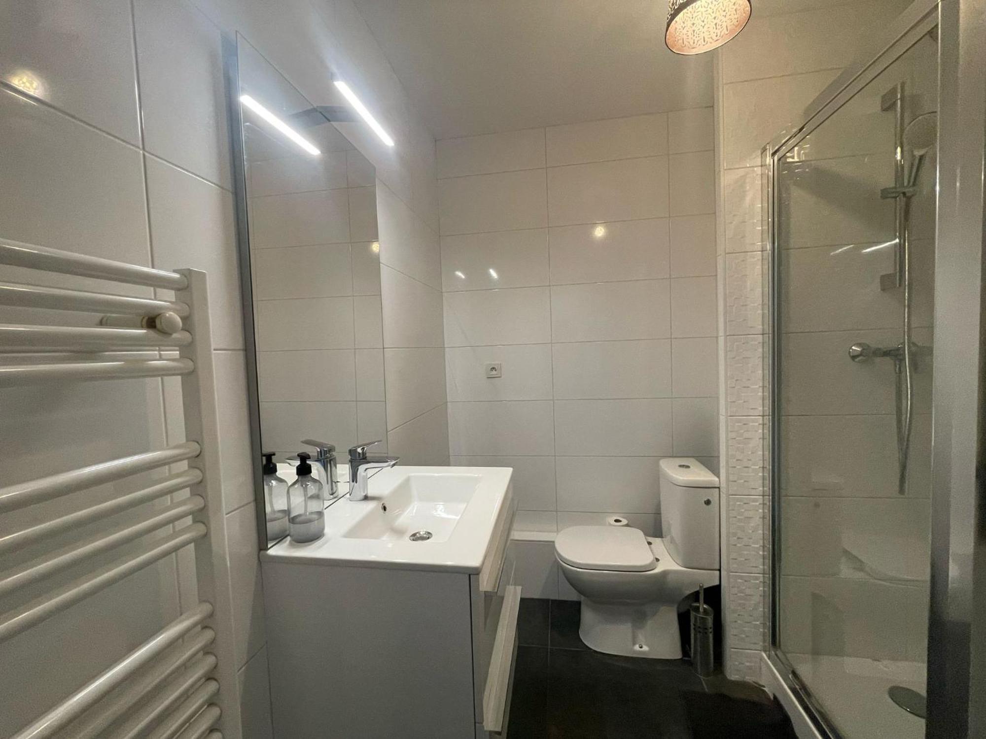 Apartment & Cosy, Charcot- Wifi - Lave Linge - Balcon - Parking Lyon