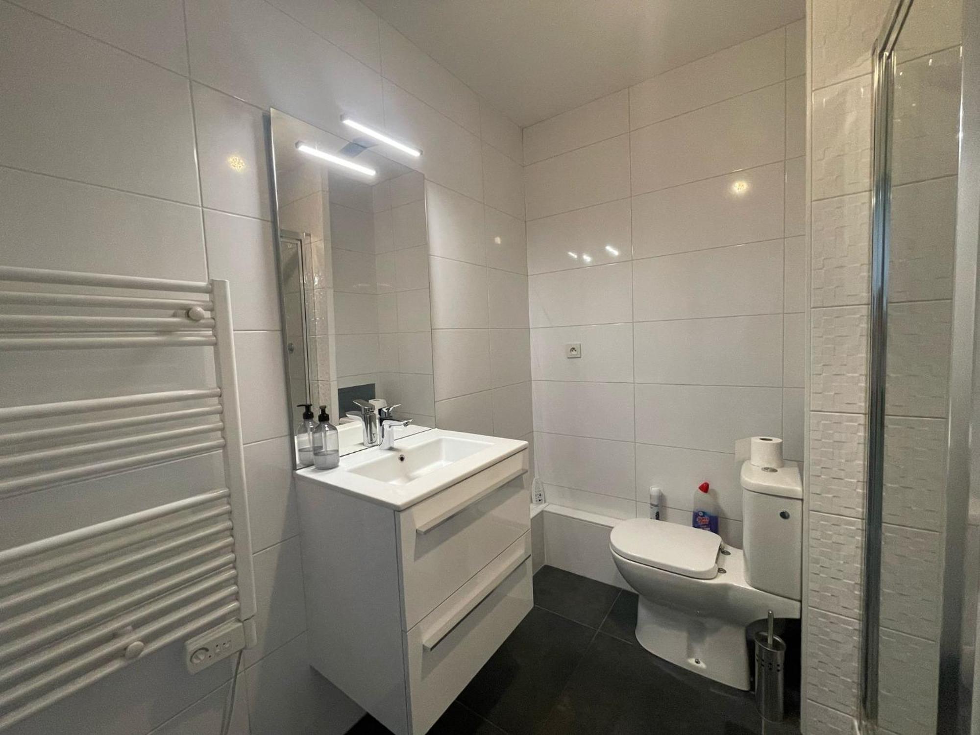 & Cosy, Charcot- Wifi - Lave Linge - Balcon - Parking * Lyon
