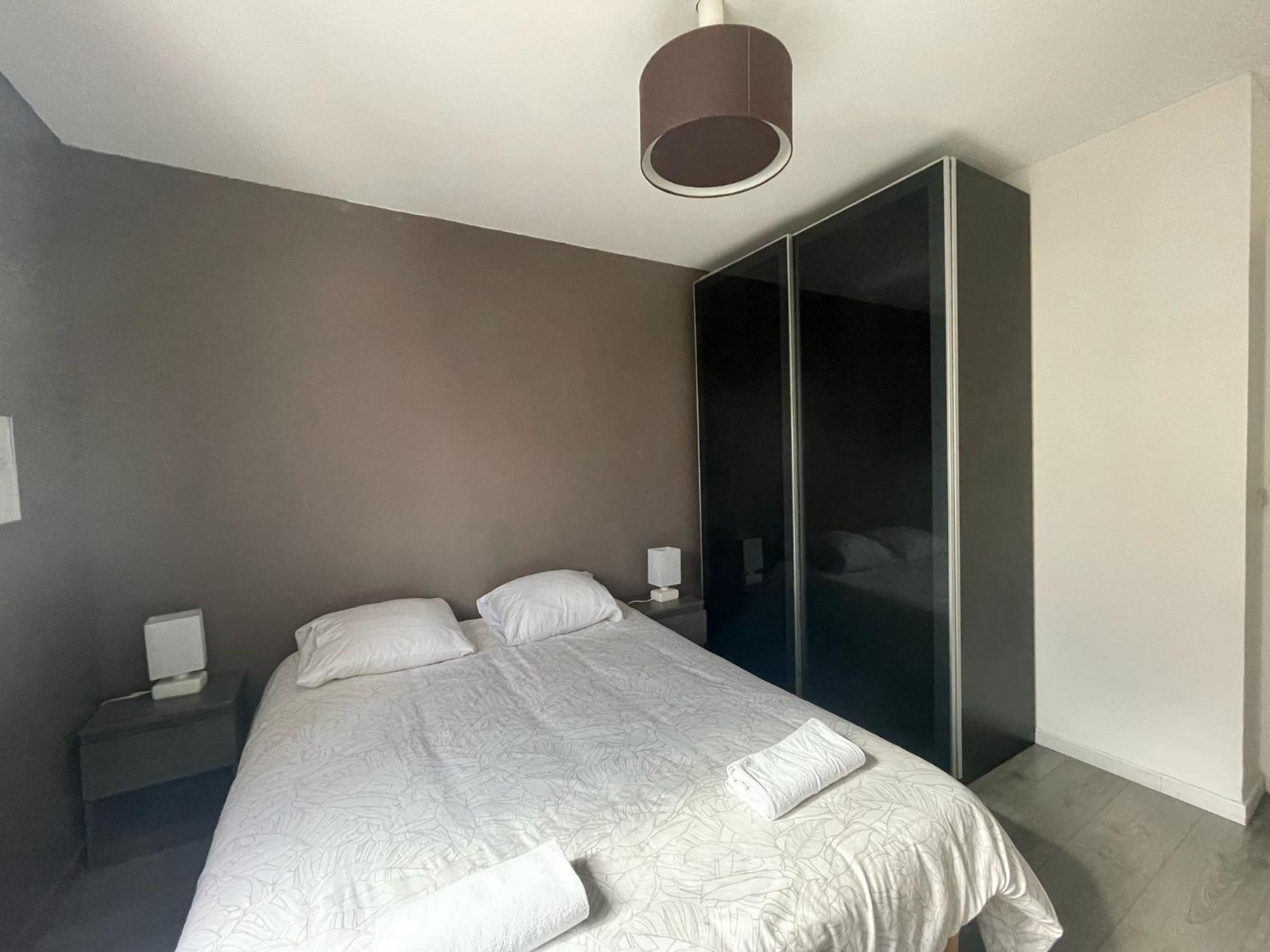 Apartment & Cosy, Charcot- Wifi - Lave Linge - Balcon - Parking Lyon