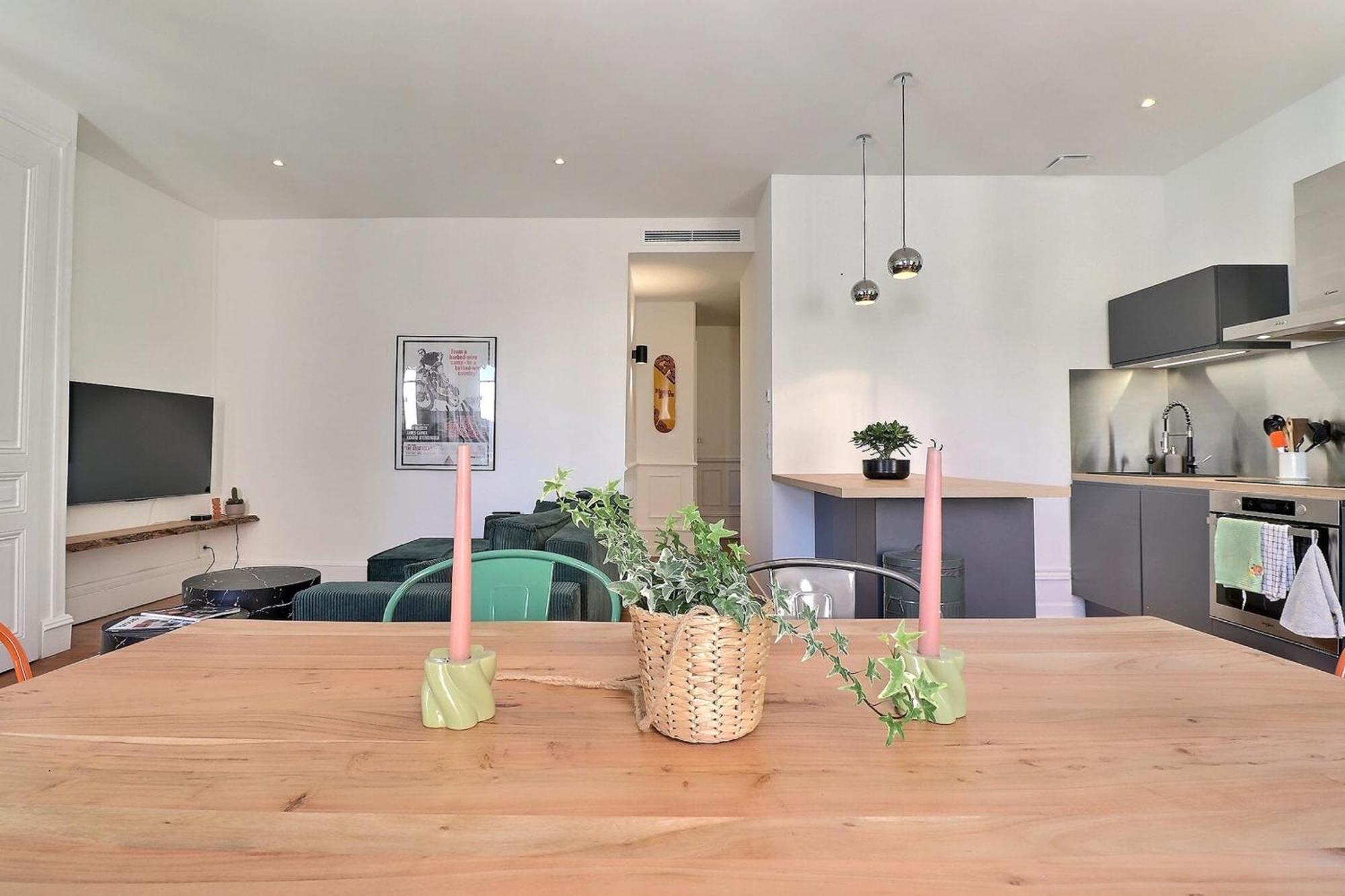 Escape And Charm In La Croix-rousse Stunning One-bedroom For An Appartement *