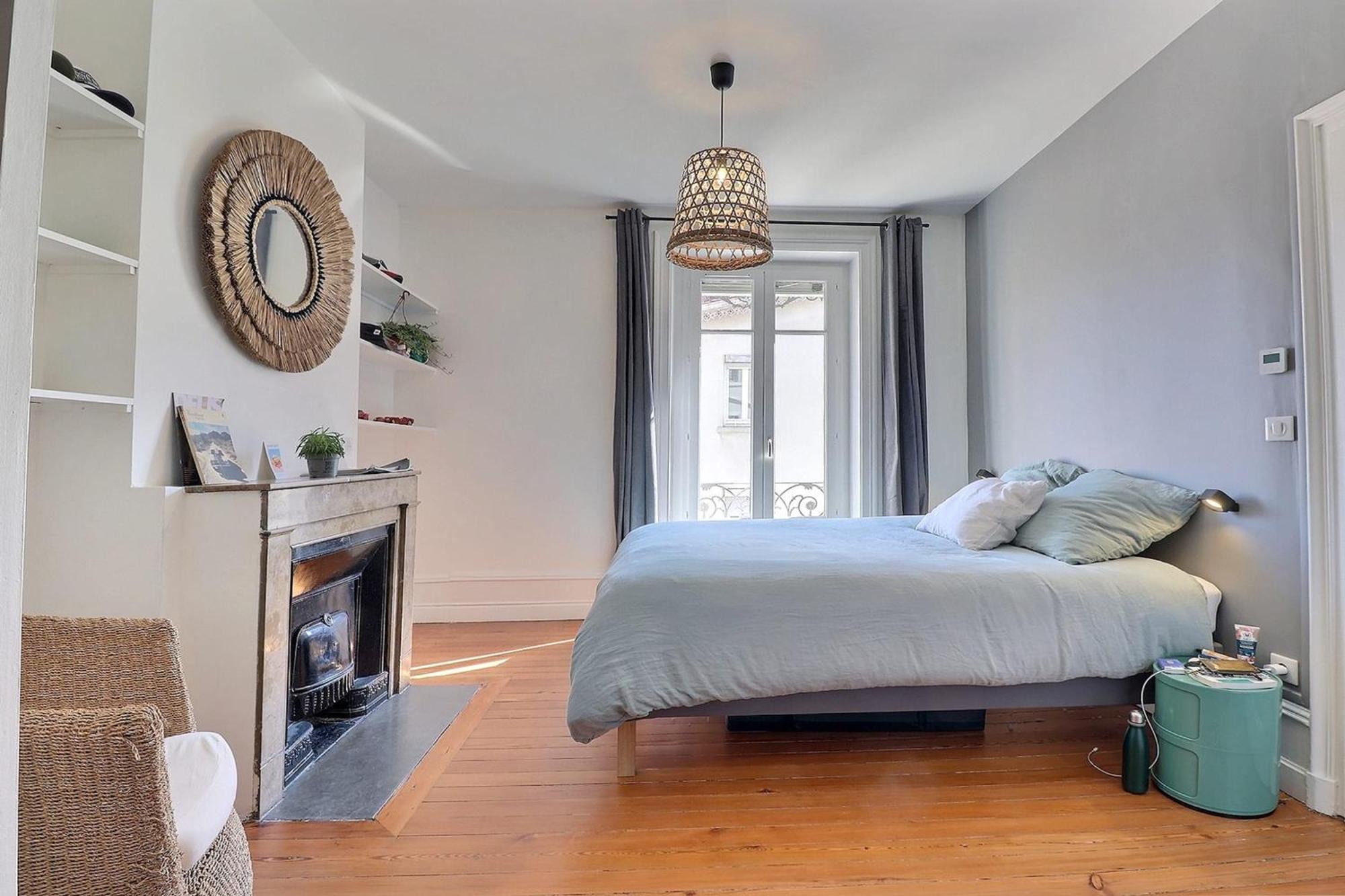 Escape And Charm In La Croix-rousse Stunning One-bedroom For An Appartement *