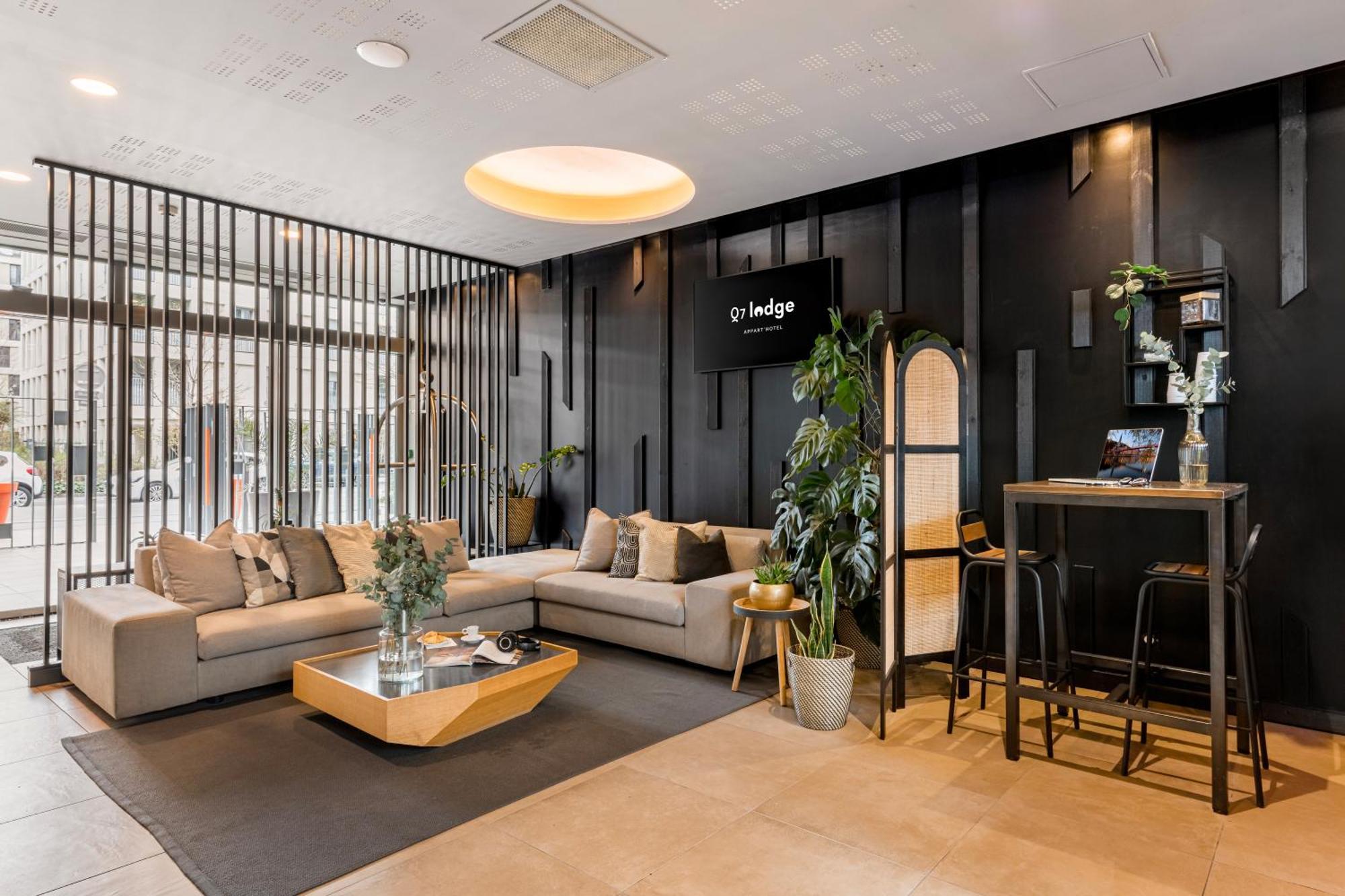 Q7 7 Aparthotel