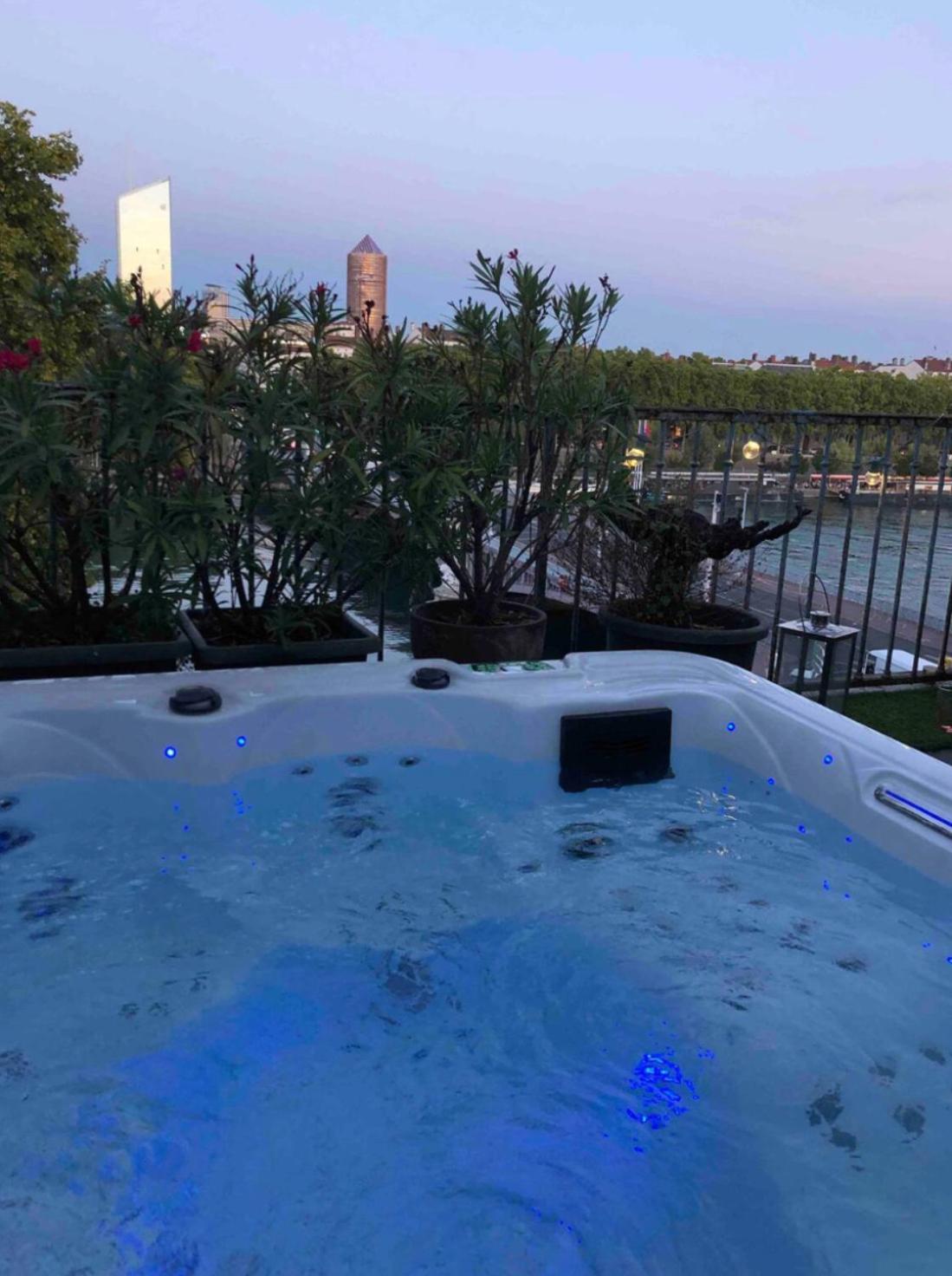 Coeur De Avec Terrasse Et Jacuzzi Apartment