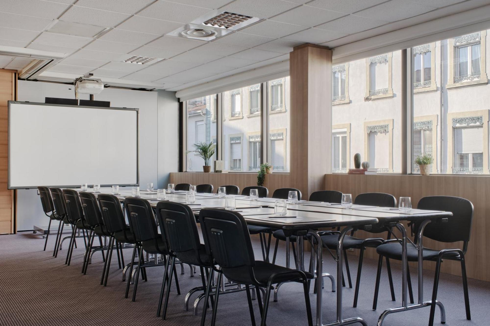Hotel Chromatics & Restaurant Hill Club By Happyculture