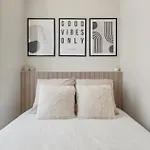 Escapade Lyonnaise - 6 Person Apartment In Sans Soucis