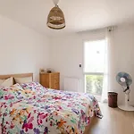 Cozy And Charming Centrally Located Apartment