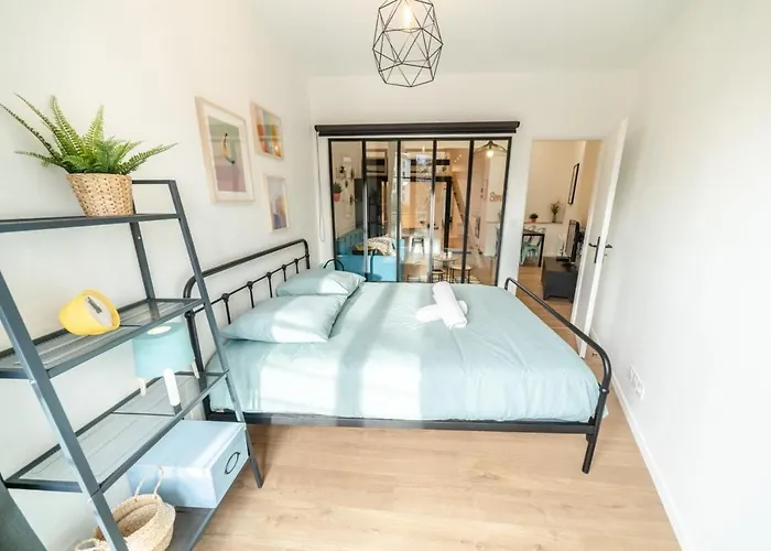 The Tanneurs - Charming 6-Person Apartment - Steps From Valmy Metro