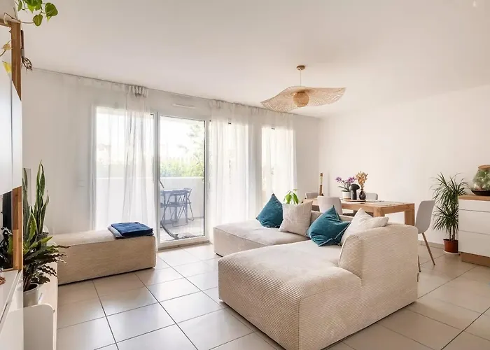 Cozy And Charming Centrally Located Apartment