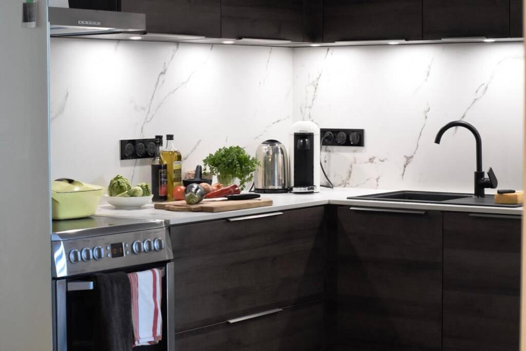 West Side - Full River View - Spacious - De Luxe Apartment *