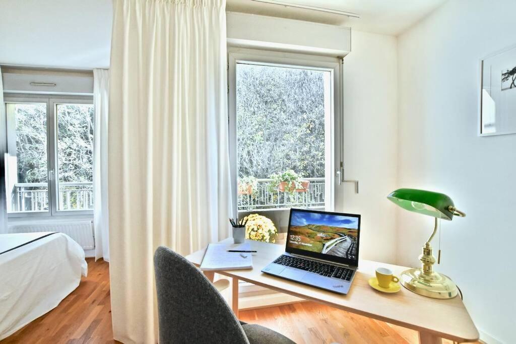 West Side - Full River View - Spacious - De Luxe Apartment *