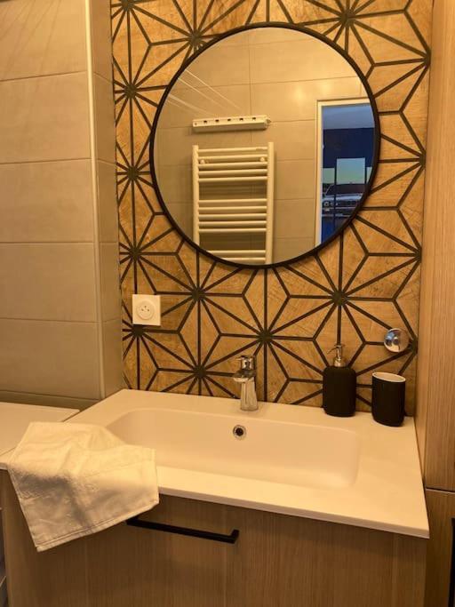 Apartment Elegant 45 M2 6 + Garage. Idealement Situe *