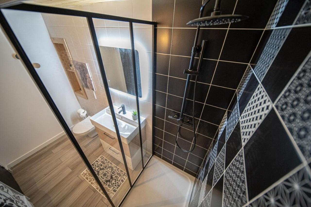 Spacious Renovated Loft - - Guillotiere *