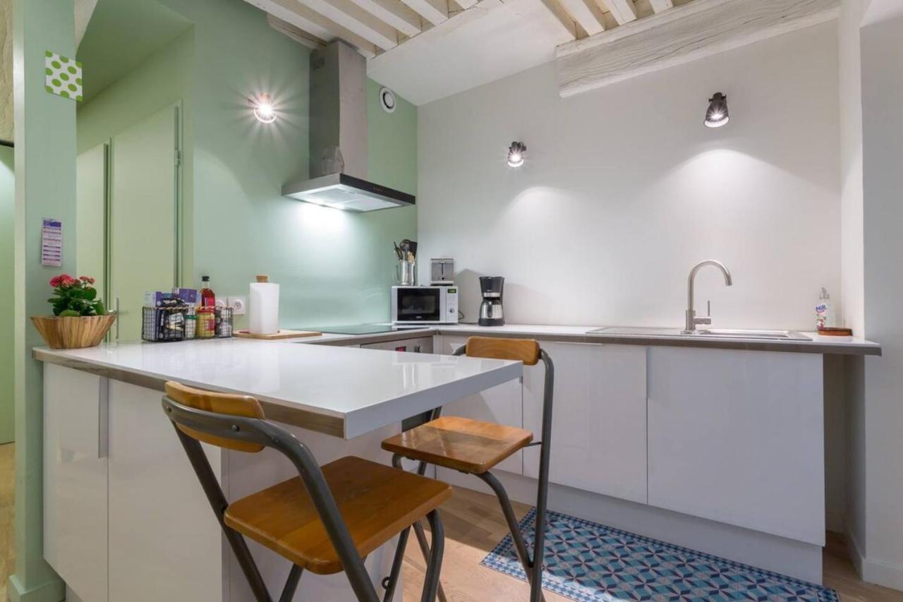 Character 6 People - Center Apartment Lyon