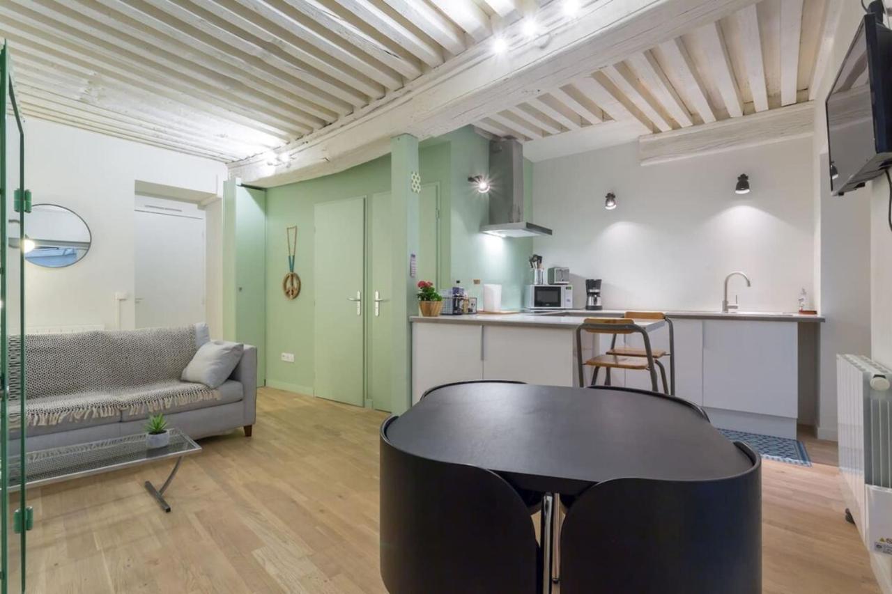 Character 6 People - Center Apartment *