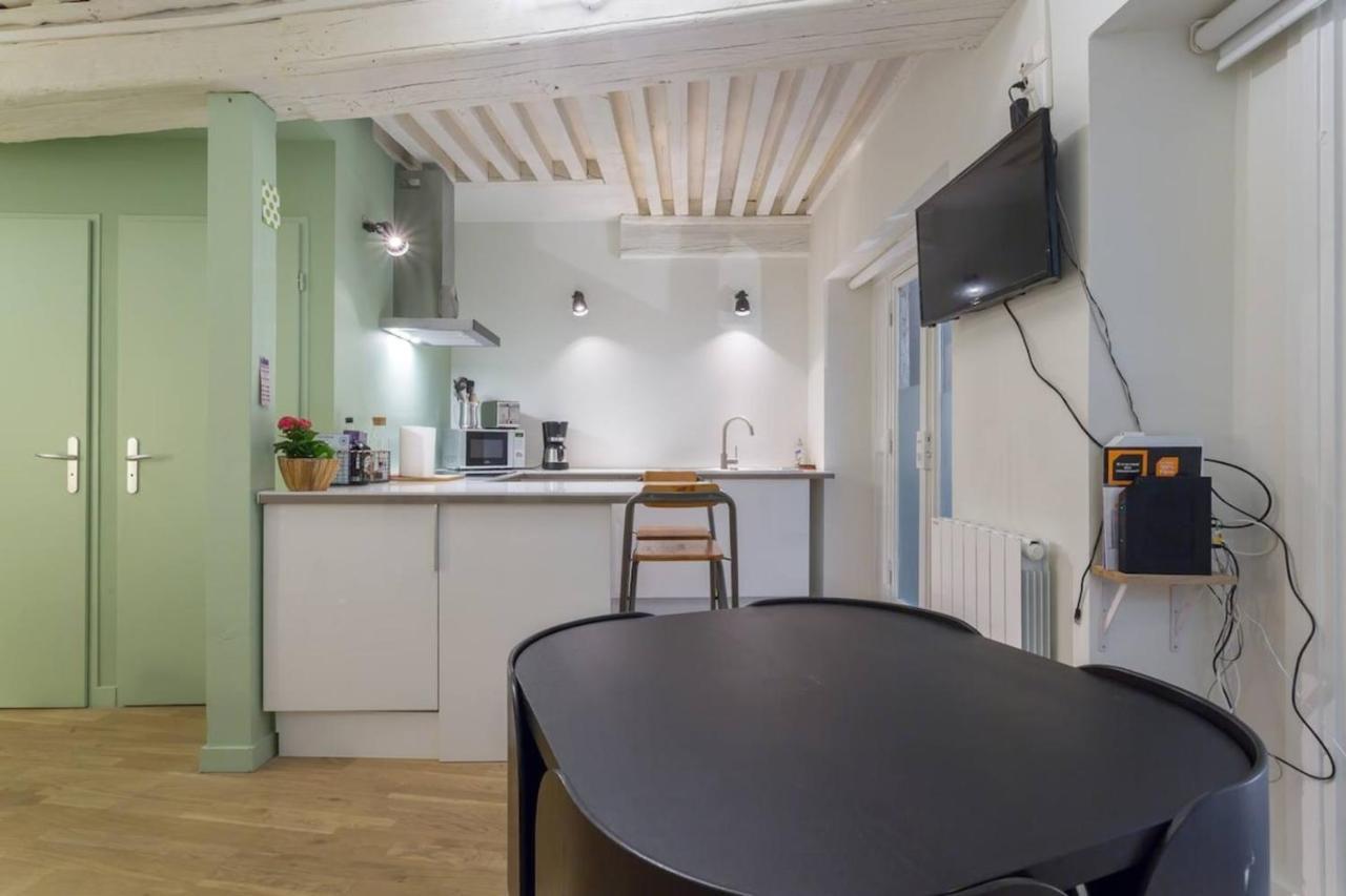 Character 6 People - Center Apartment Lyon