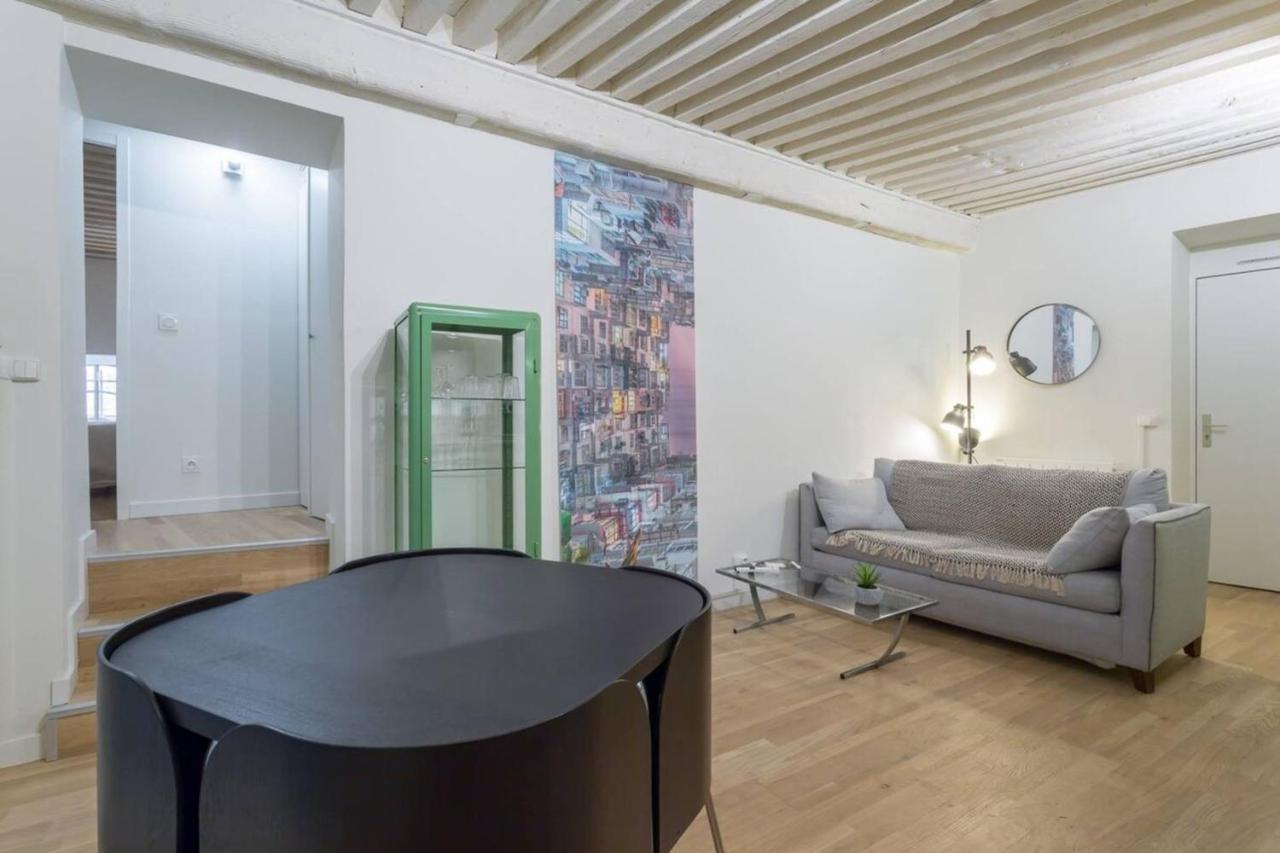 Apartment Character 6 People - Center *