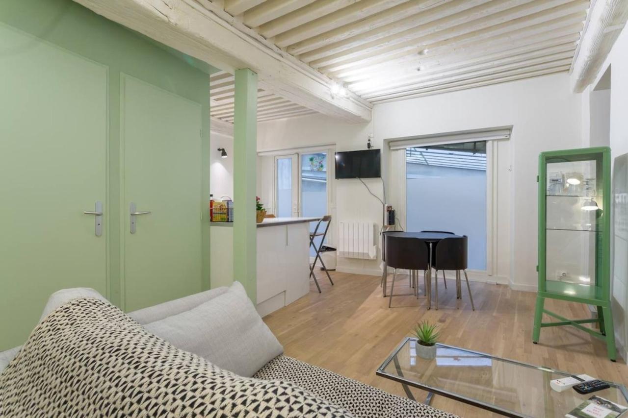 Character 6 People - Center Apartment Lyon