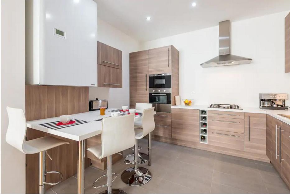 Apartment La Bonneterie Grand Part Dieu De Charme Pour 8 Personnes Lyon