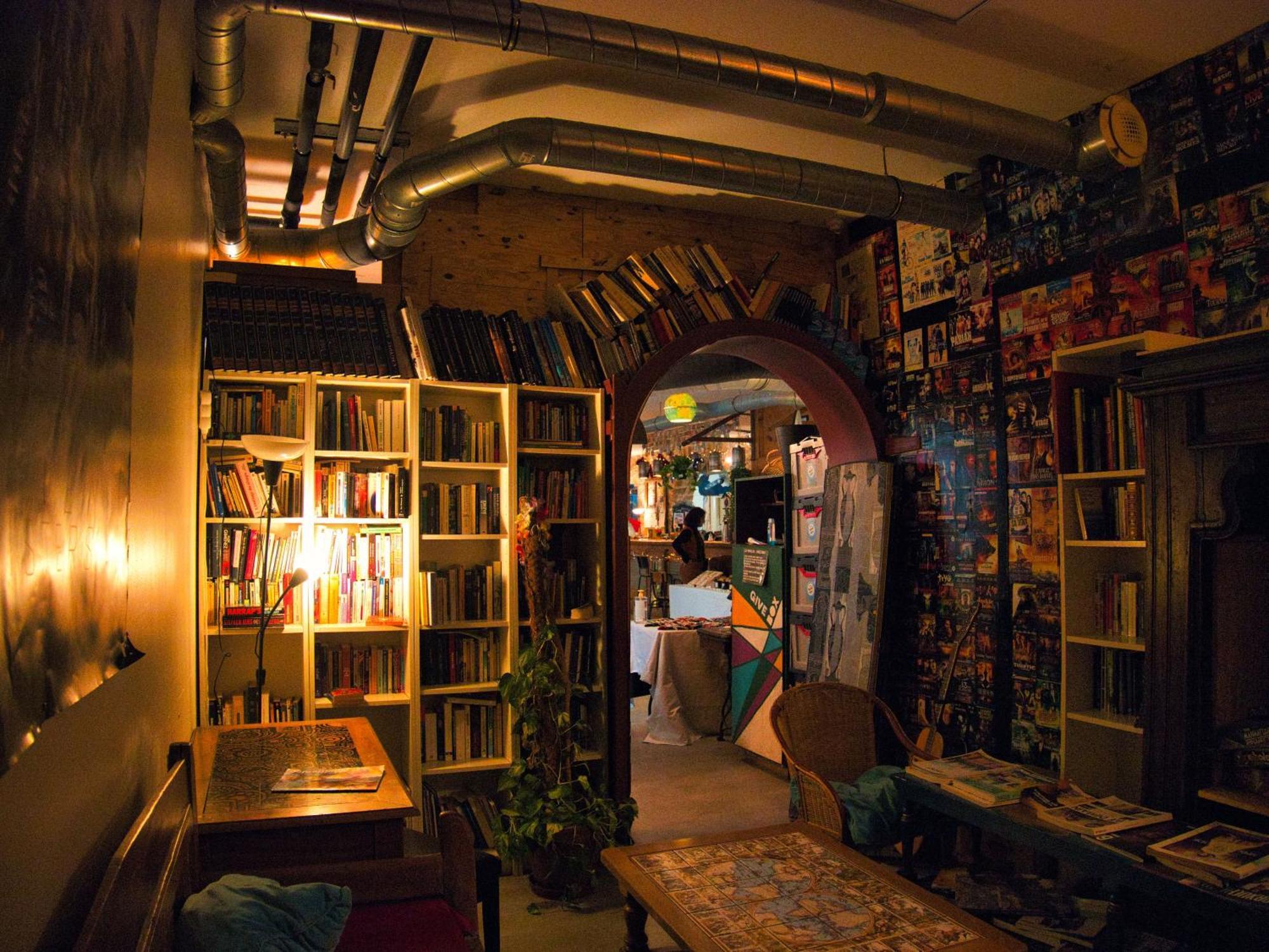 Le Flaneur Hostel