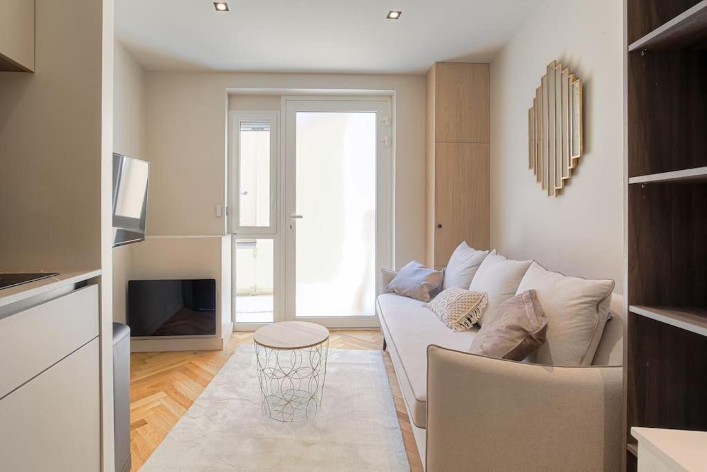 Bright And Comfortable Studio, Saint-didier Apartment *