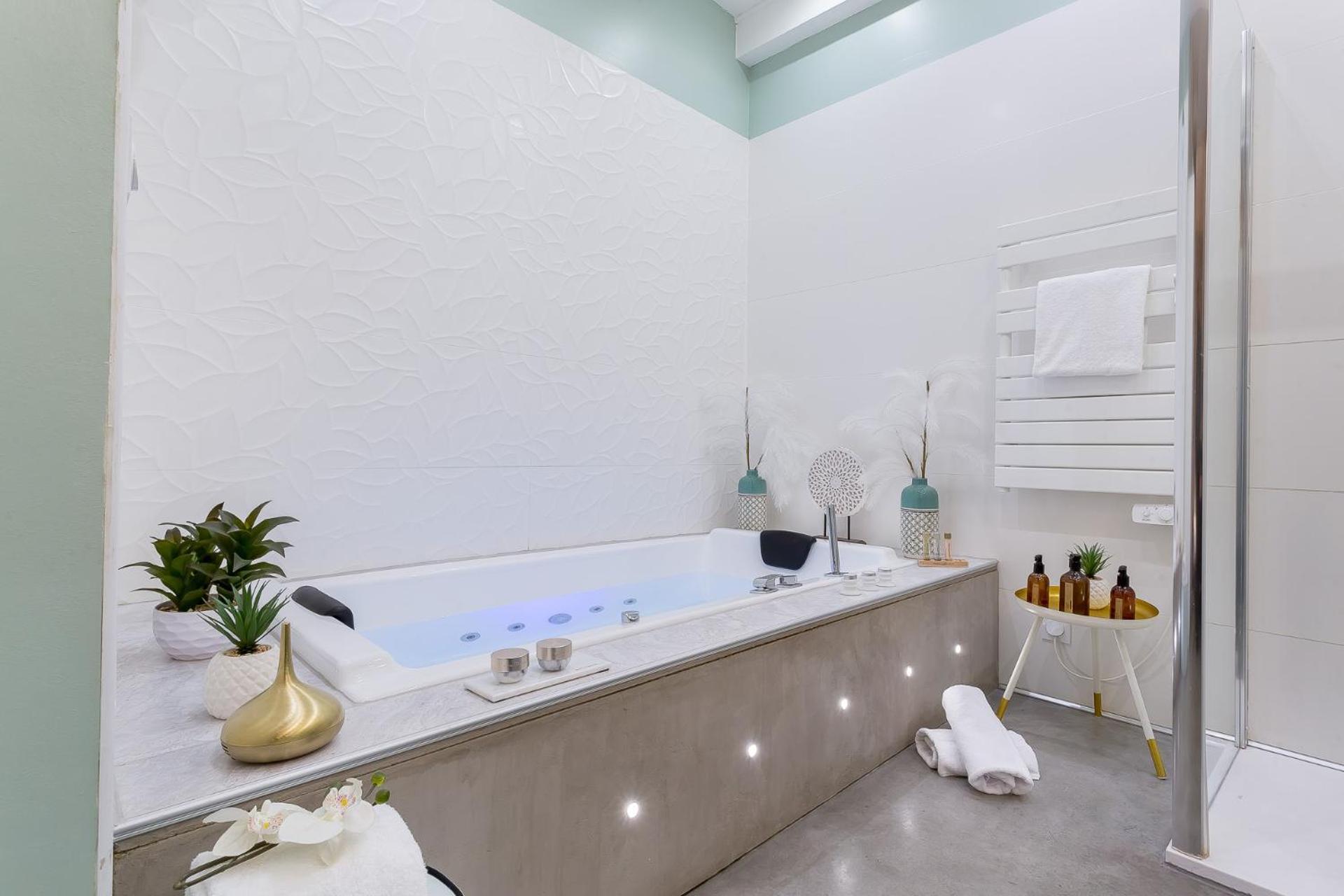 Host - De Luxe Aux Terreaux & Jacuzzi