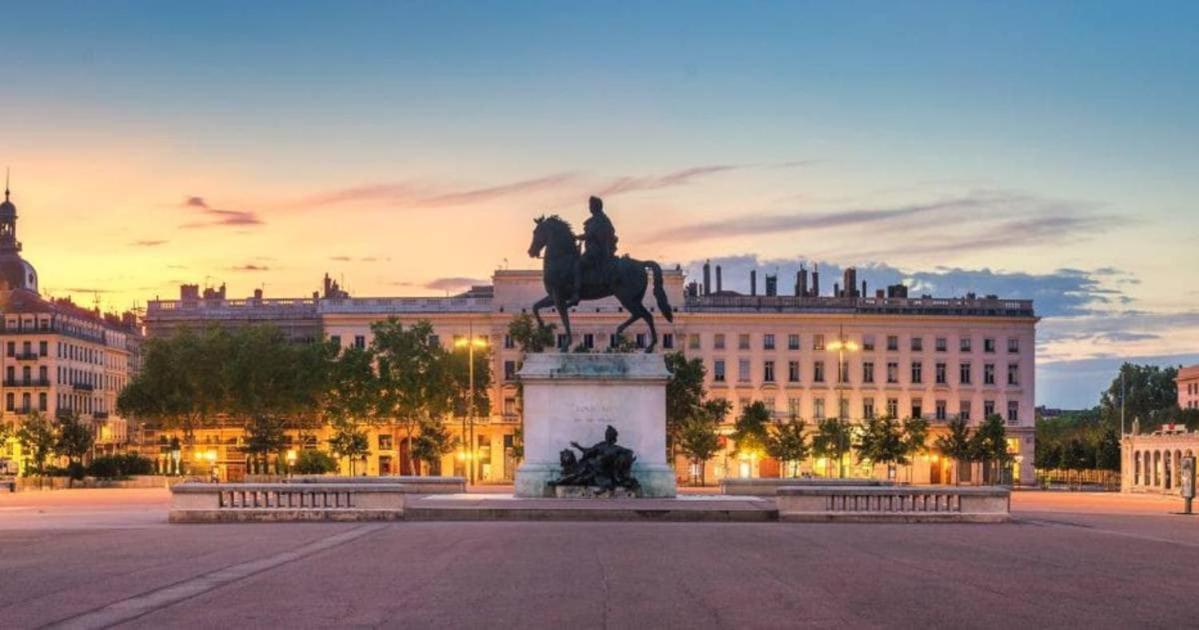 Apartment Le Petit Debrousse, Confort Calme Et Parking Lyon