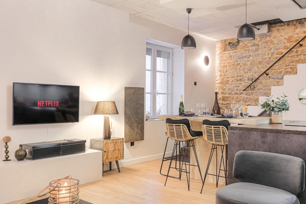 Apartment Le Cocon Du Papillon Bleu I 2 Parentales Avec Terrasse En Plein Coeur De I Parking Inclus Lyon