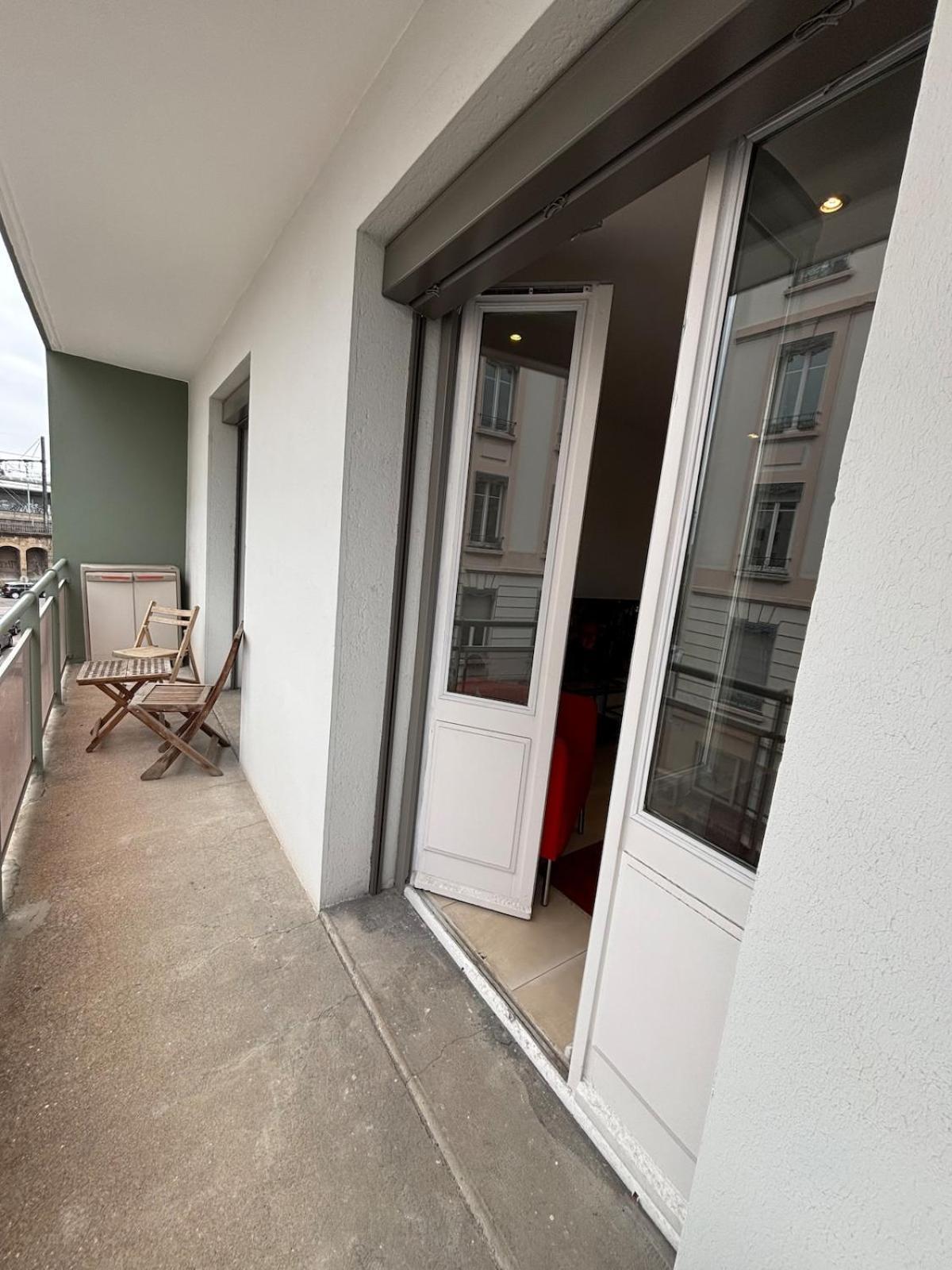 Spacious Bright Flat 300m From River Bank