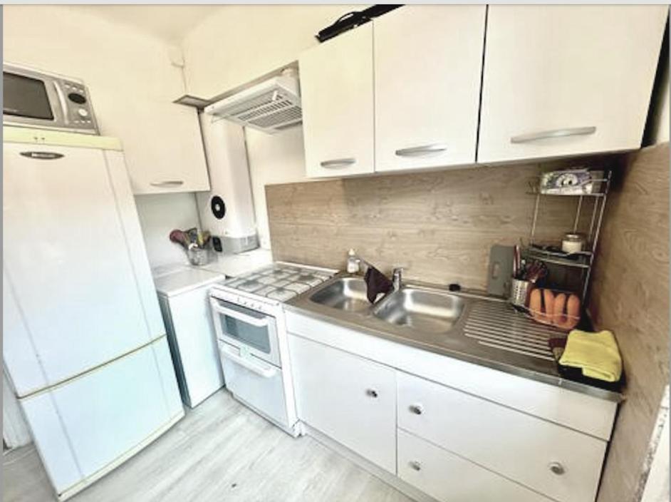 Double Avec Salle De Bains Commune Séjour chez l'habitant