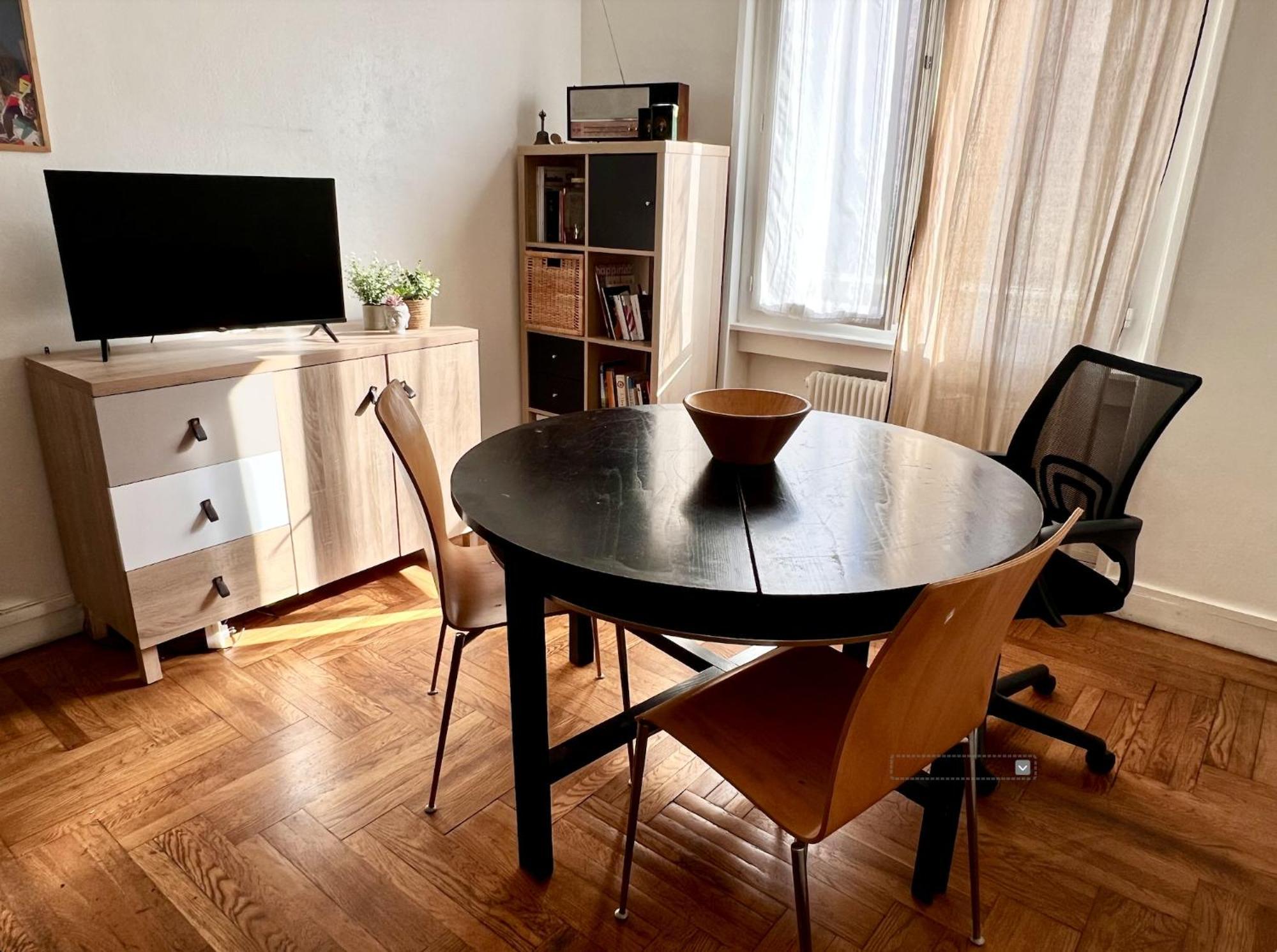 Double Avec Salle De Bains Commune Séjour chez l'habitant *
