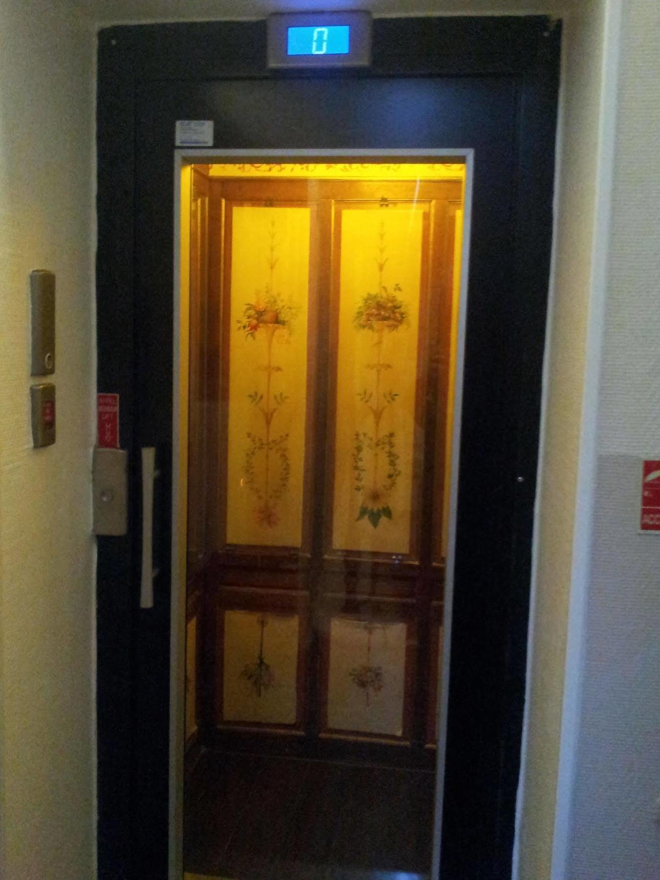 Azur Hotel 2*