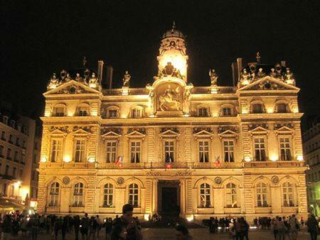 Le Calme De L'opera. *