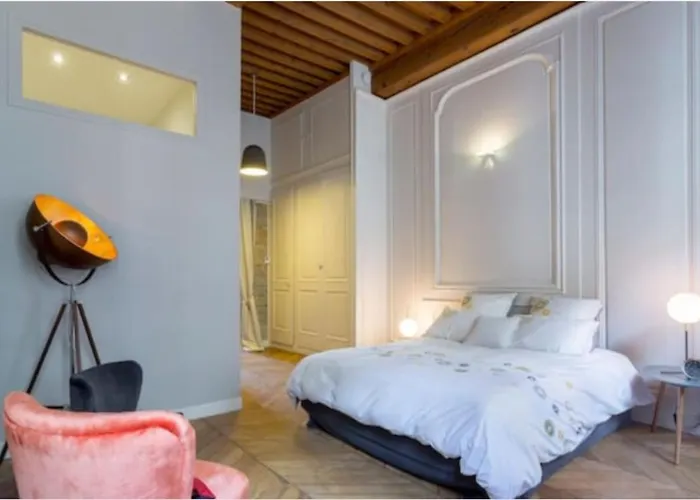 The Romantic Stop - Metro Hotel De Ville