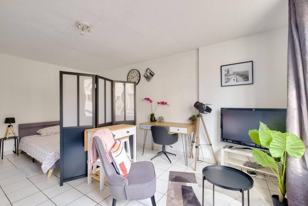 Apartment Studio With Garden 10 Min From Metro And Tramway *
